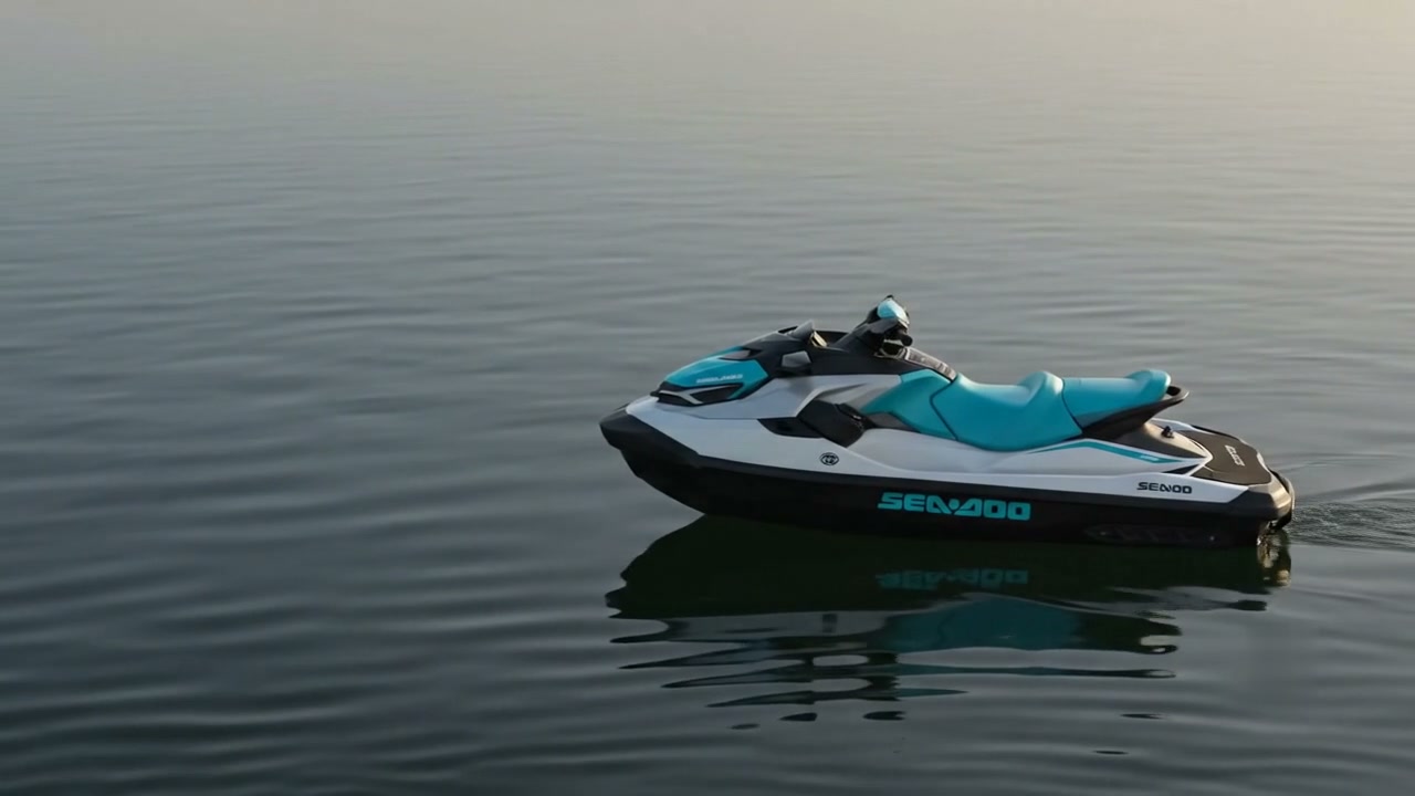 Sea-Doo-vesijetti sivuprofiilissa tyynellä järvellä, peilikuva vedessä.